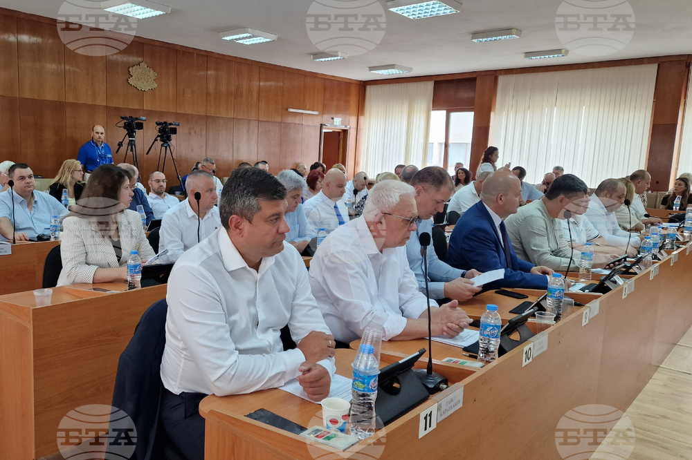 Общинският съвет в Шумен заседава над 10 часа и се произнесе по 56 точки