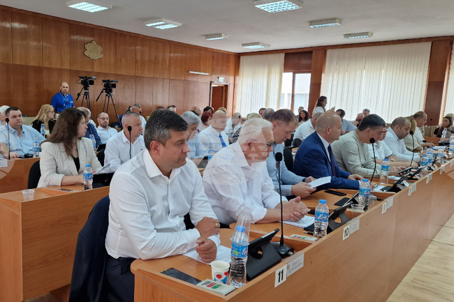 Общинският съвет в Шумен заседава над 10 часа и се произнесе по 56 точки