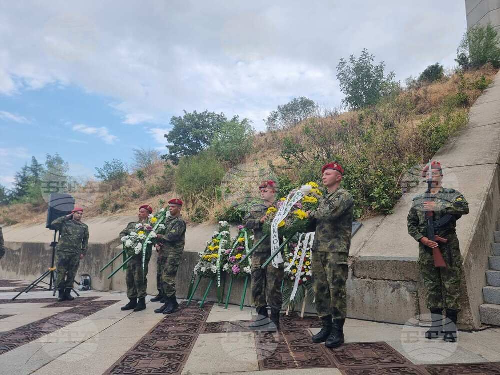 Със заупокойна молитва и поднасяне на венци и цветя в Стара Загора бе почетена паметта на всички, дали живота си в боевете за защитата на града