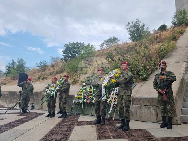 Със заупокойна молитва и поднасяне на венци и цветя в Стара Загора бе почетена паметта на всички, дали живота си в боевете за защитата на града