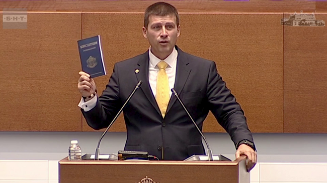 Да сменим Конституцията и да кажем, че в България има две касти - на управляващите и на обикновените граждани, каза Ивелин Михайлов