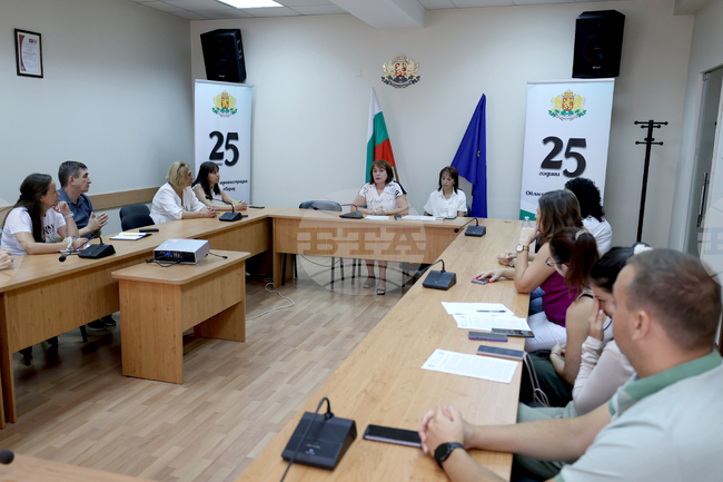 Трудовите договори няма да се преподписват след въвеждането на еврото, каза директорът на "Инспекция по труда" в Благоевград Славянка Симитчийска