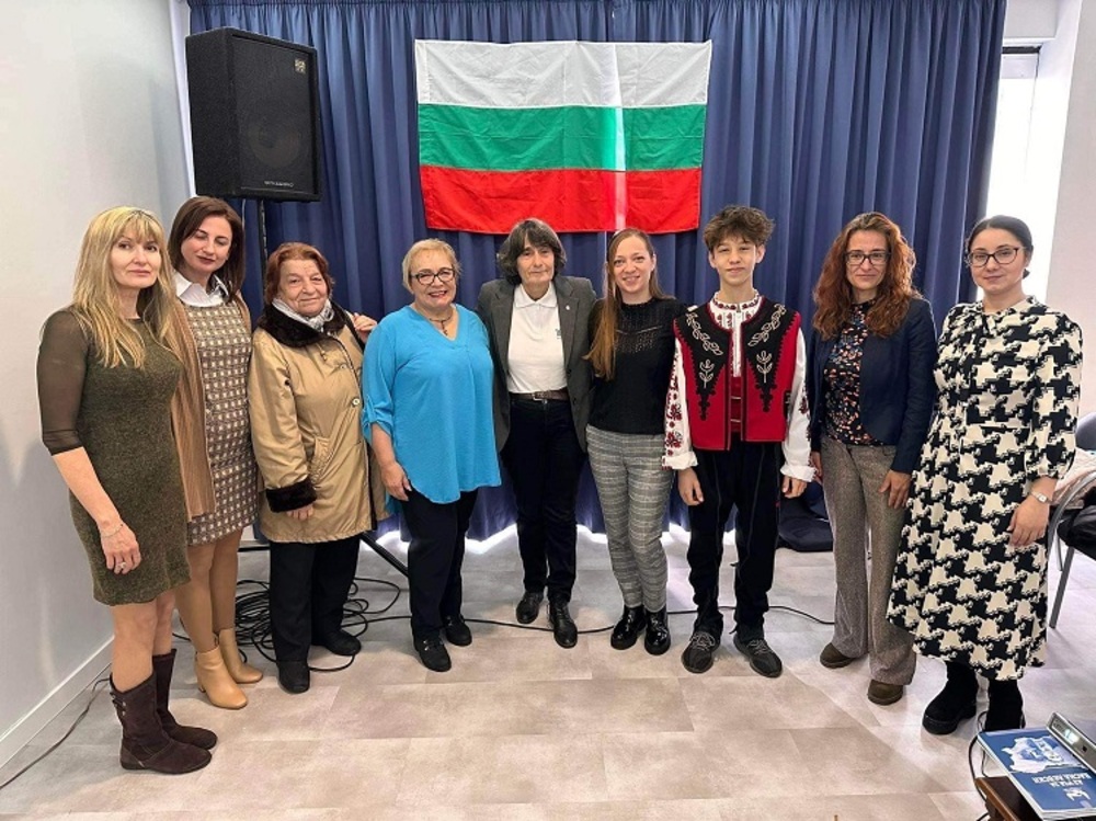 Здравка Евтимова гостува на патронния празник на родно училище в Кипър