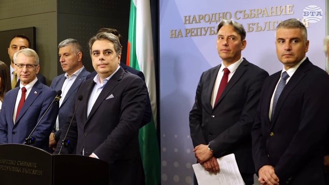 Няма как да коментираме напускането на зам.- кмета по финанси на София Иван Василев, Терзиев сам избира екипа си, заяви Асен Василев