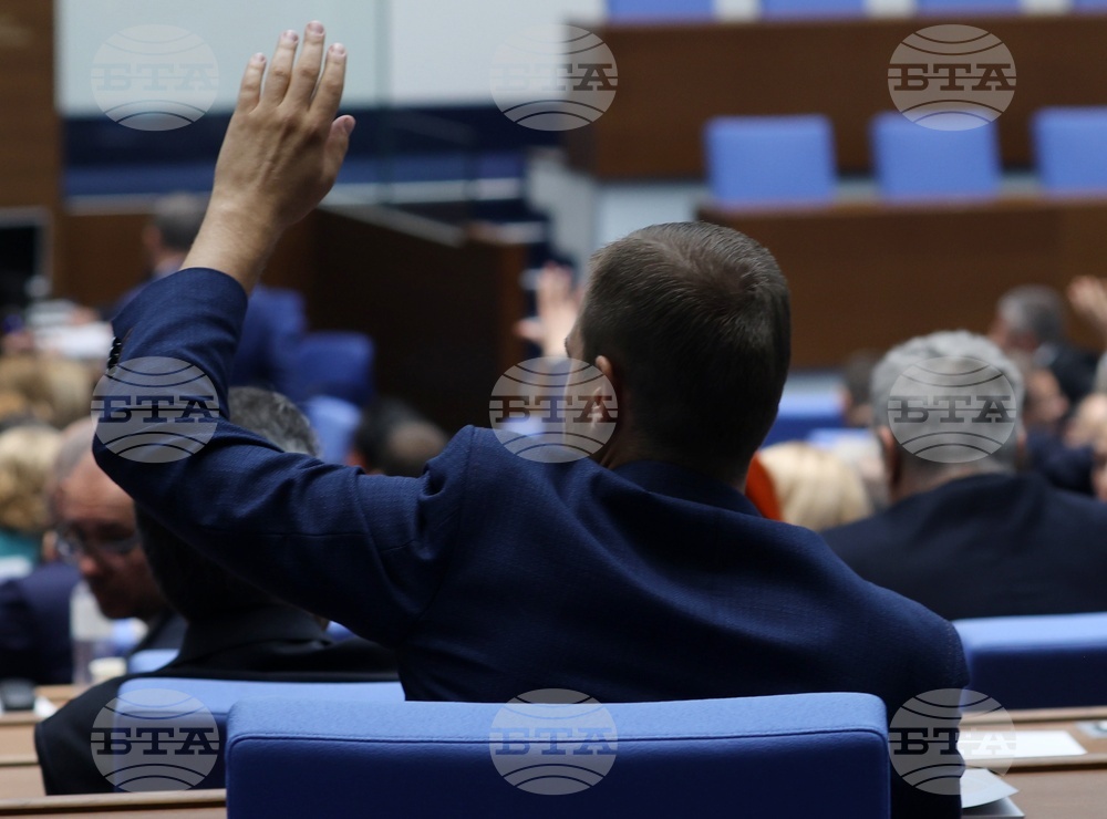 Депутатите от "Продължаваме промяната-Демократична България" поискаха от председателстващия заседанието Цончо Ганев да провери кворума