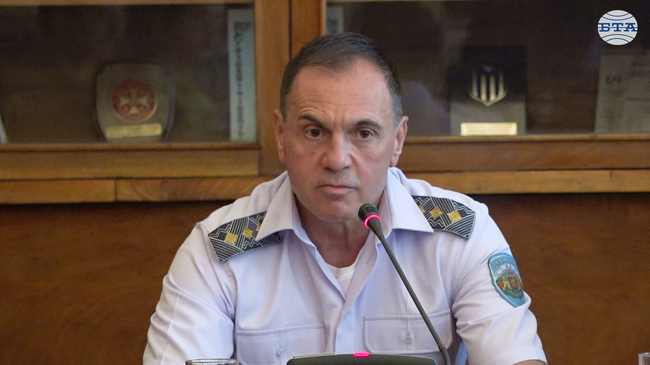 Има 22 формирования за гасене на пожарите, каза заместник-началникът на отбраната генерал-лейтенант Красимир Кънев