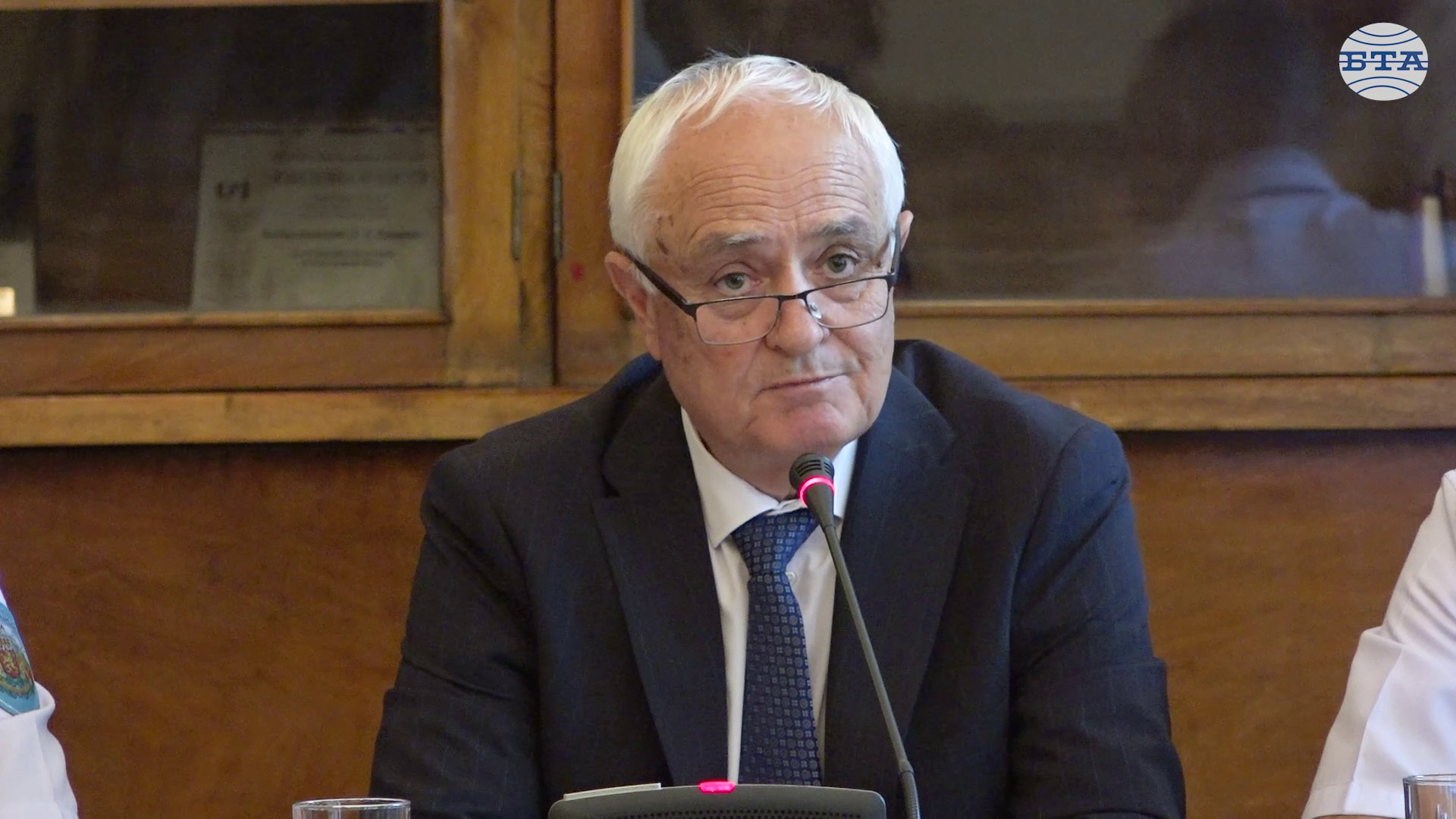 Гледаме с оптимизъм да завършим успешно конкурсите за наемане на 1000 военнослужещи през тази година, каза министър Атанас Запрянов