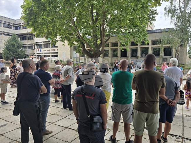 Протест против изграждането на ветрогенераторен парк се проведе пред общината в град Тервел