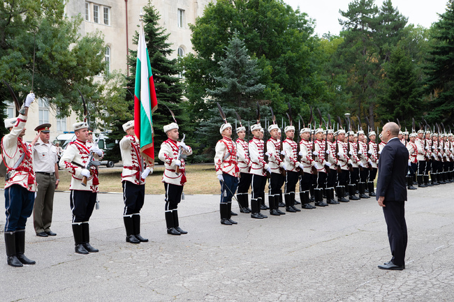 Румен Радев: Необходими са активни политики за заздравяване на връзката между армията и народа като важен елемент от националната ни сигурност