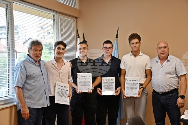 Млади лекоатлети от Вършец получиха награди от местната община за призови места на състезания