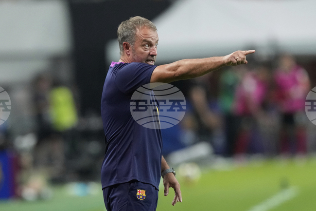 Флик продължава да вярва, че Барселона ще картотекира новите играчи преди откриващия мач от Ла Лига