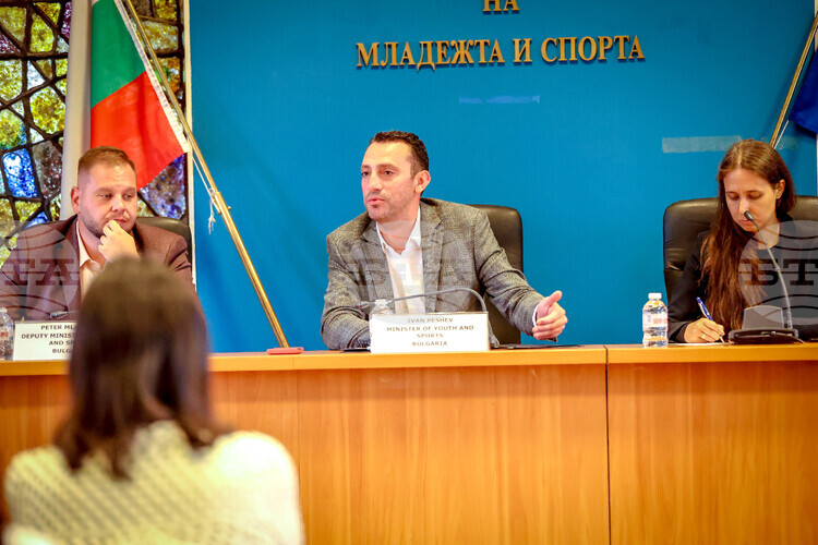 Bulgarian Youth and Sports Minister Meets with Representatives of Ten Balkan Countries, Tunisia, Portugal