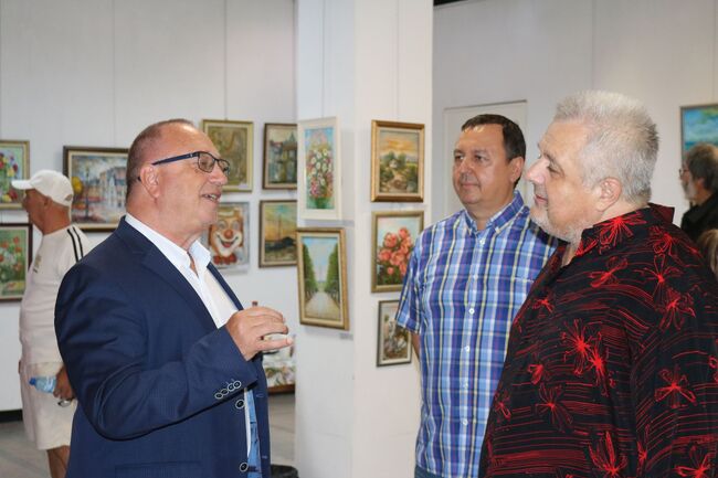 ОА Русе: Изложба събира различните лица на лятото в галерията на „Борисова“ 6