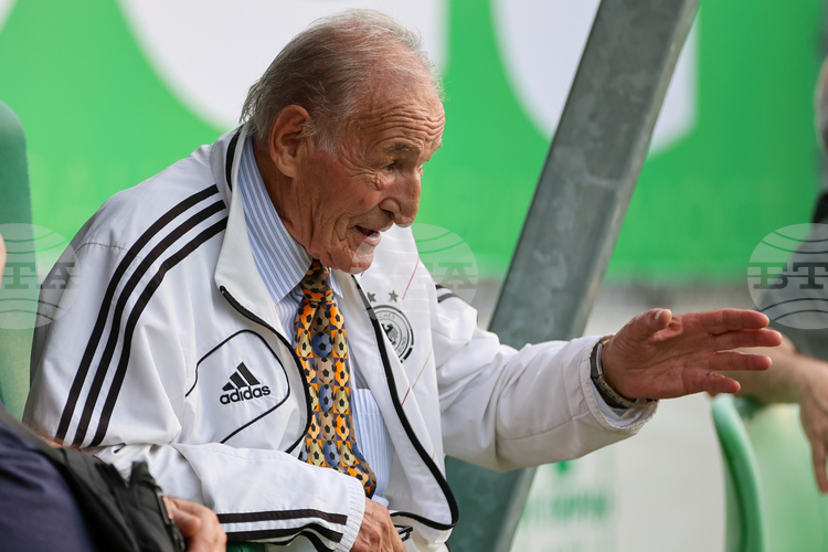 Outgoing PM Pays Tribute to Football Legend Dimitar Penev