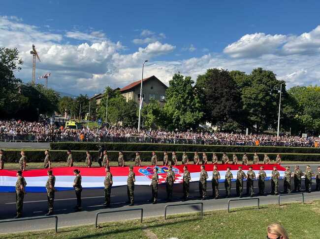 Тържественият военен парад по случай 30-годишнината от операция „Буря“ започна на загребския булевард „Вуковар“