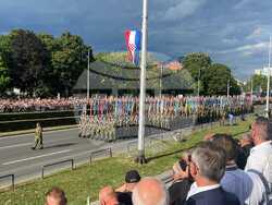 Тържественият военен парад по случай 30-годишнината от операция „Буря“. Снимката е предоставена на БТА от военния аташе на България в Хърватия полковник Иван Студенков.