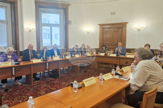 Конкурсните процедури за нови директори на опери и театри предстоят, каза Мариан Бачев в отговор на въпрос на Димитър Николов