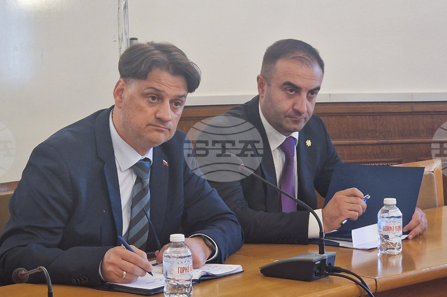 Министерството на културата ще вземе страна в казуса с колективното управление на авторските права, каза Мариан Бачев