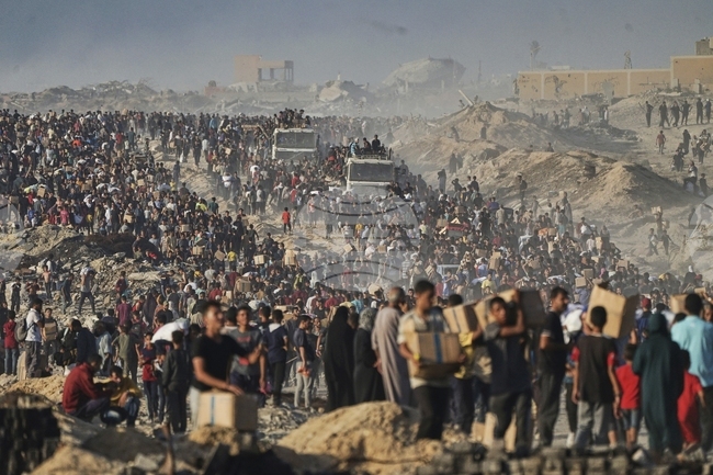 Самолети на германската армия започнаха пускането на храна и лекарства над Газа