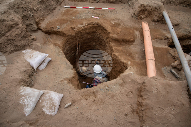 Археолози в Перу откриха две церемониални каменни глави, датиращи отпреди 1000 години