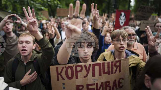 АП: Някога сочен за сенчест бизнесмен, бивш съдружник на Зеленски е основен обвиняем в корупционния скандал в Украйна