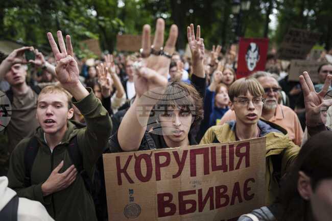 АП: Някога сочен за сенчест бизнесмен, бивш съдружник на Зеленски е основен обвиняем в корупционния скандал в Украйна