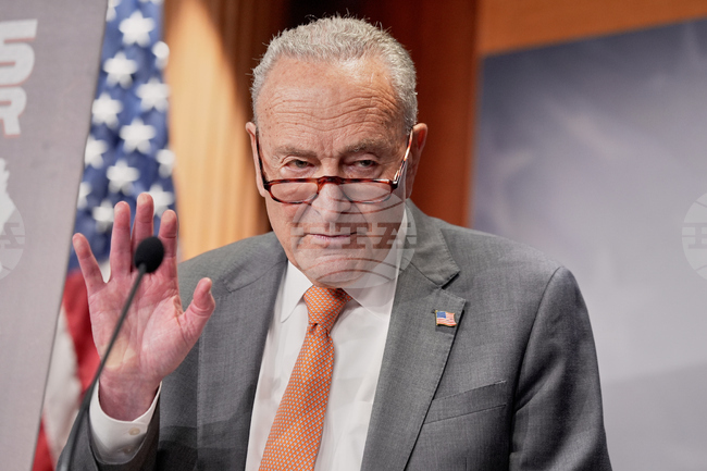 Лидерът на малцинството в американския Сенат разкритикува Тръмп заради това, че е разпънал червен килим пред Путин