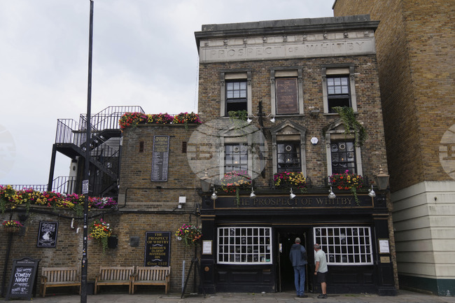 Великобритания обяви пакет мерки в подкрепа на пъбовете