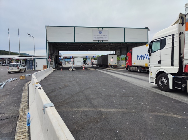 Агенция „Митници“: Нелегални акцизни стоки спряха митническите служители на МП Калотина