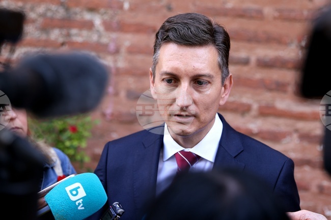 Напускането ми няма нищо общо с казуса с Общинска банка, решението е мое и е без натиск, каза заместник-кметът на София Иван Василев