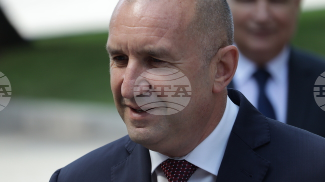 Бързането с еврото изпразни хазната и сега кабинетът търси пари и разпродава държавата, каза президентът Румен Радев 