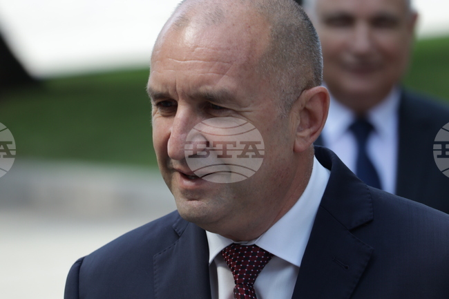 Бързането с еврото изпразни хазната и сега кабинетът търси пари и разпродава държавата, каза президентът Румен Радев 