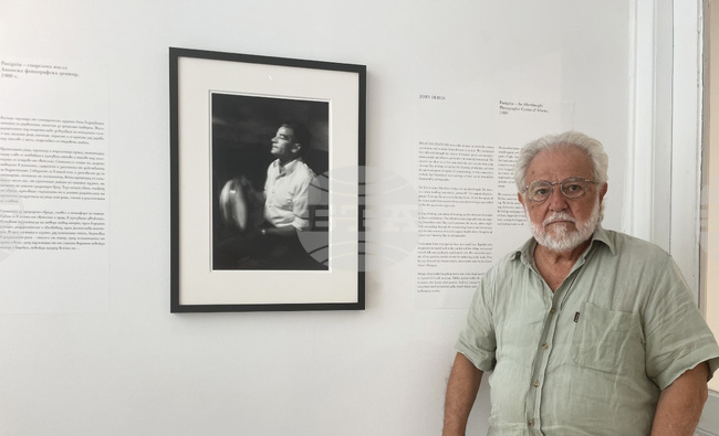 Фотографите трябва да бъдем честни в това, което показваме, каза пред БТА гръцкият фотограф Джон Демос