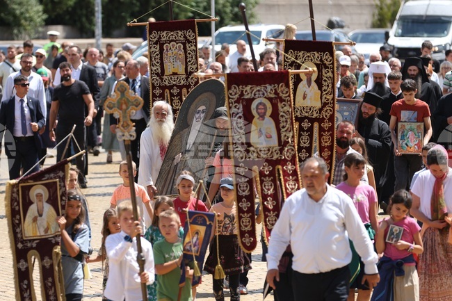 Близо 200 души се включиха в поклонническия път „По пътя на вярата“, който започна днес от храма „Света София“ в столицата