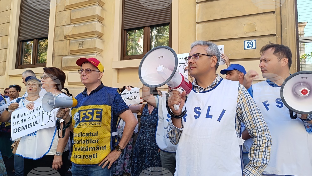 Мащабен митинг с участието на 30 000 души готвят синдикатите от образованието в Румъния за първия учебен ден на 8 септември