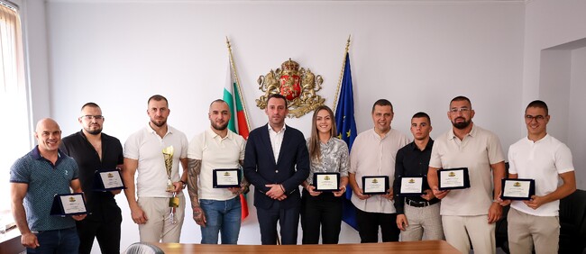 ММС: Министър Иван Пешев награди медалистите от Европейското първенство по сумо