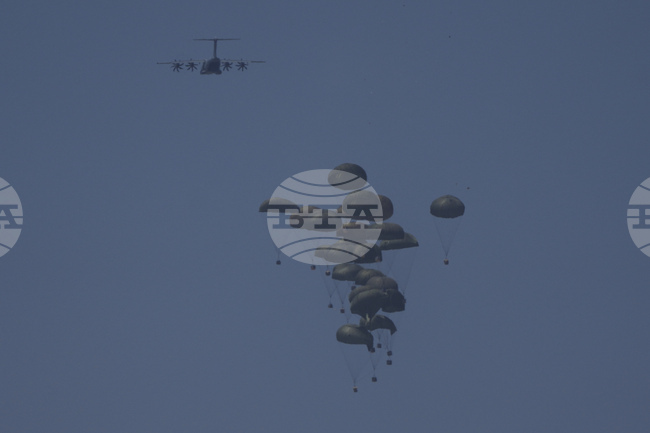 Германски военен самолет хвърли още помощи над Газа