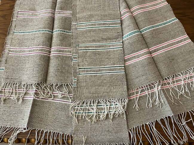 Жителка на Болград, Украйна, дари ръчно изработени текстилни изделия на Областния център за българска култура