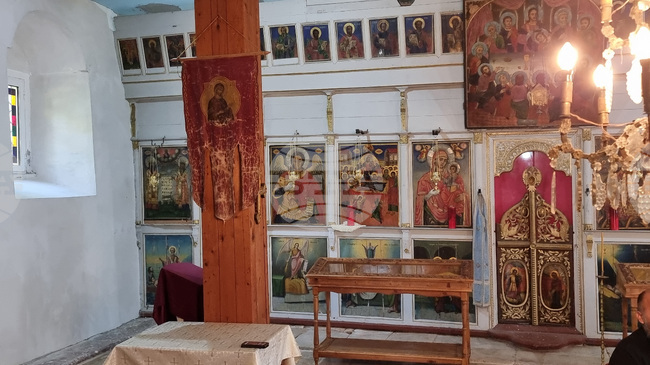 Хора и институции подпомагат със сърце, труд и средства ремонта на 163-годишния храм в Табачка, каза за БТА протойерей Димитър Димитров