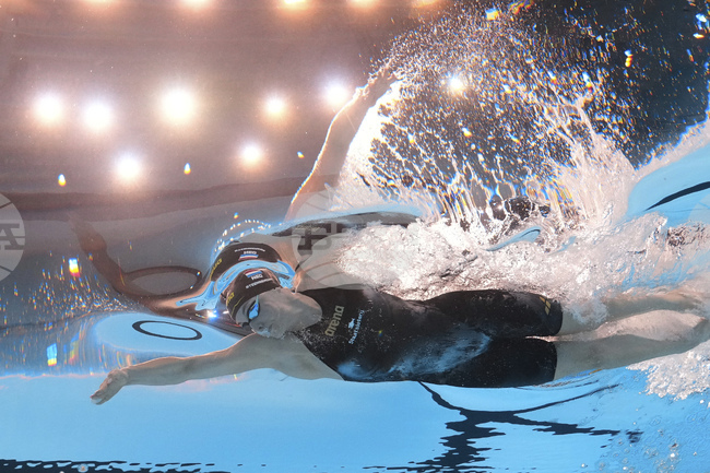 Нидерландката Стеенберген защити титлата си на 100 метра свободен стил, китаецът Цин спечели второ злато от световния шампионат по плуване в Сингапур