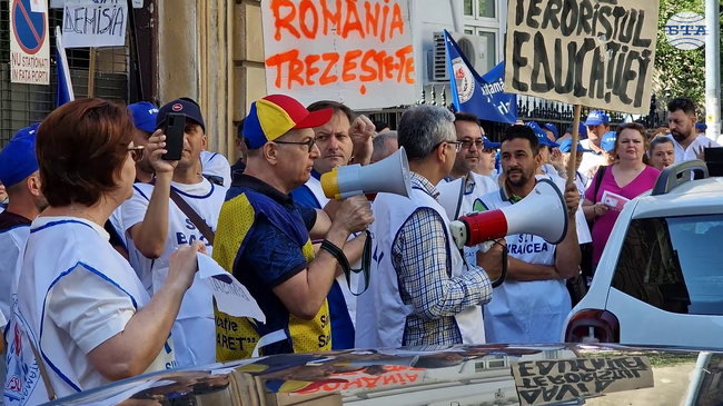 В третия ден на протести недоволни учители в Румъния нарекоха министъра на образованието "терорист"