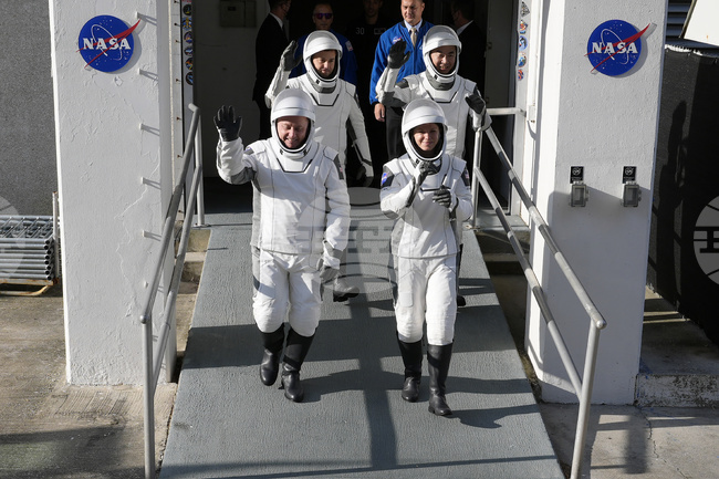 НАСА обмисля предсрочно завръщане на екипажа от Международната космическа станция заради здравословен проблем на астронавт