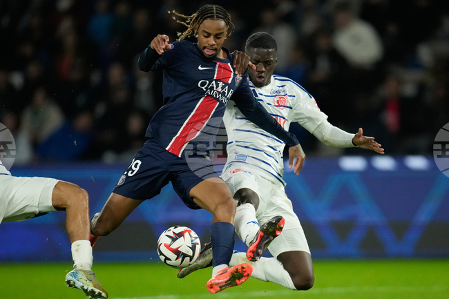 Челси привлече Мамаду Сар от Страсбург и го преотстъпи във френския клуб