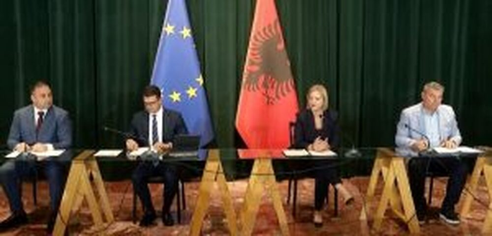 АТА: Министърът на земеделието на Албания обеща помощ на фермерите, засегнати от горски пожари