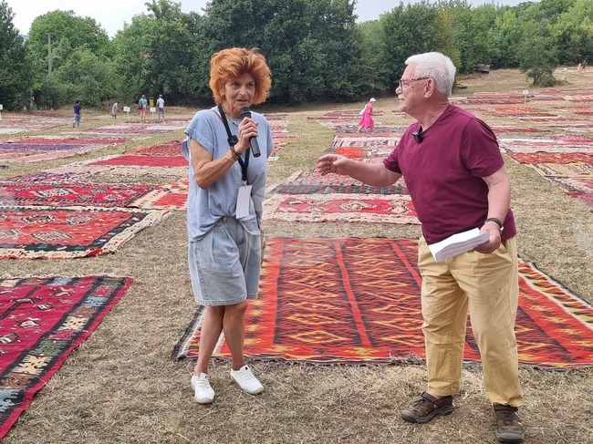 „Иглика килим фест“ събра стотици ценители на българското килимарско изкуство в живописното село Иглика