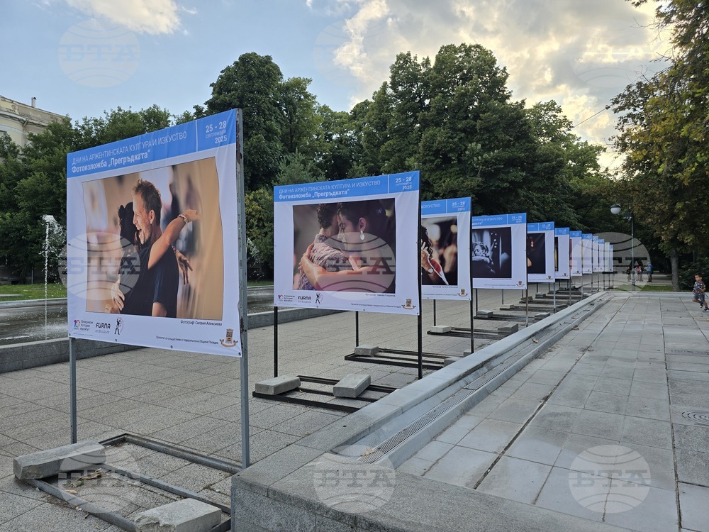 С аржентинско танго откриха фотографската изложба „Прегръдката“ в Пловдив