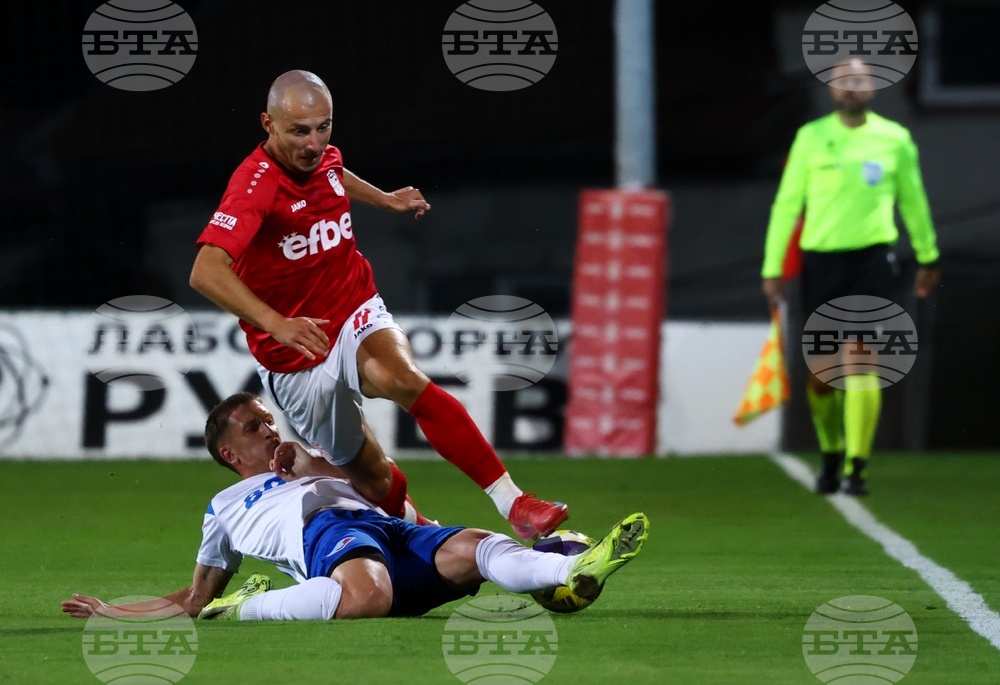 ЦСКА 1948 победи Септември в мач с три гола и два червени картона