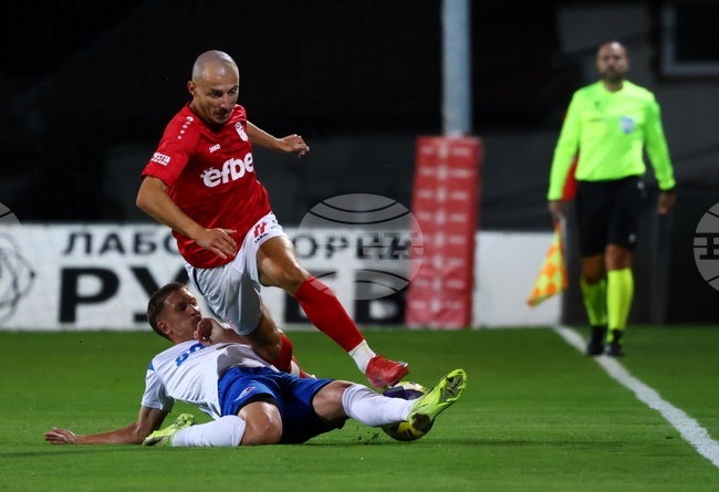 ЦСКА 1948 победи Септември в мач с три гола и два червени картона