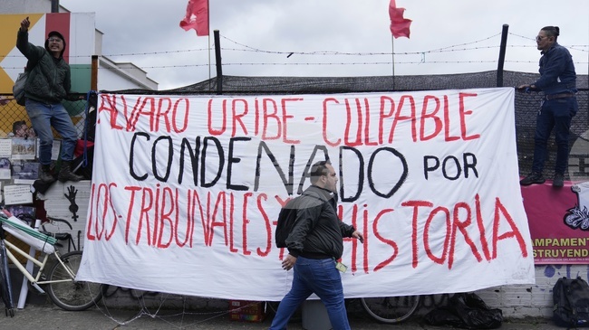Братът на бившия колумбийски президент Алваро Урибе беше осъден на над 28 г. затвор по обвинения в убийство и заговор