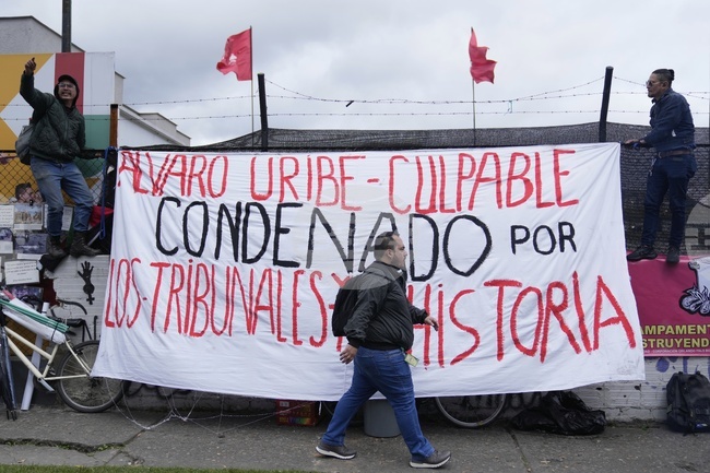 Братът на бившия колумбийски президент Алваро Урибе беше осъден на над 28 г. затвор по обвинения в убийство и заговор